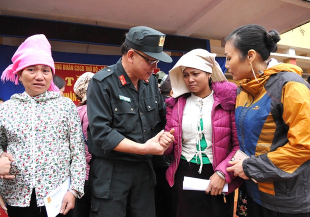 Cảnh sát cơ động Thủ đô san sẻ khó khăn với nhân dân Yên Bái
