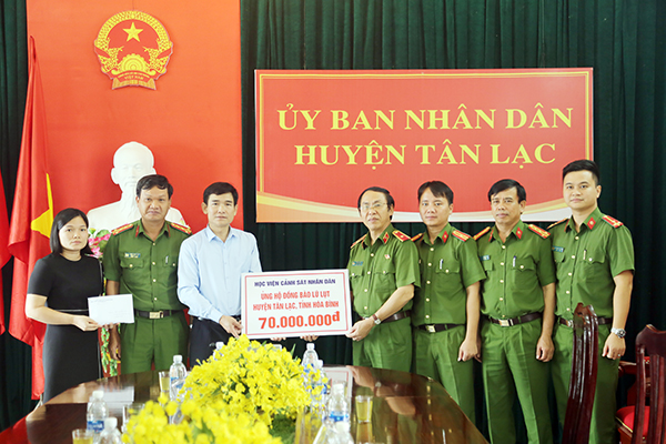Món quà ý nghĩa của thầy và trò Học viện Cảnh sát nhân dân
