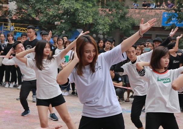 Đã mắt với màn nhảy Flashmob trong Ngày hội chào tân sinh viên Kiến trúc