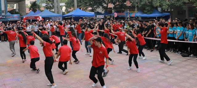 Đã mắt với màn nhảy Flashmob trong Ngày hội chào tân sinh viên Kiến trúc