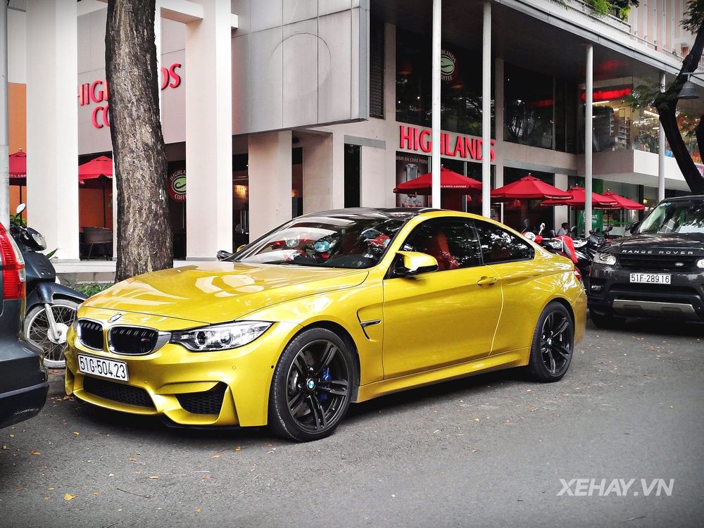 TP.HCM: Bắt gặp BMW M4 Coupe ngoại thất vàng rực xuống phố