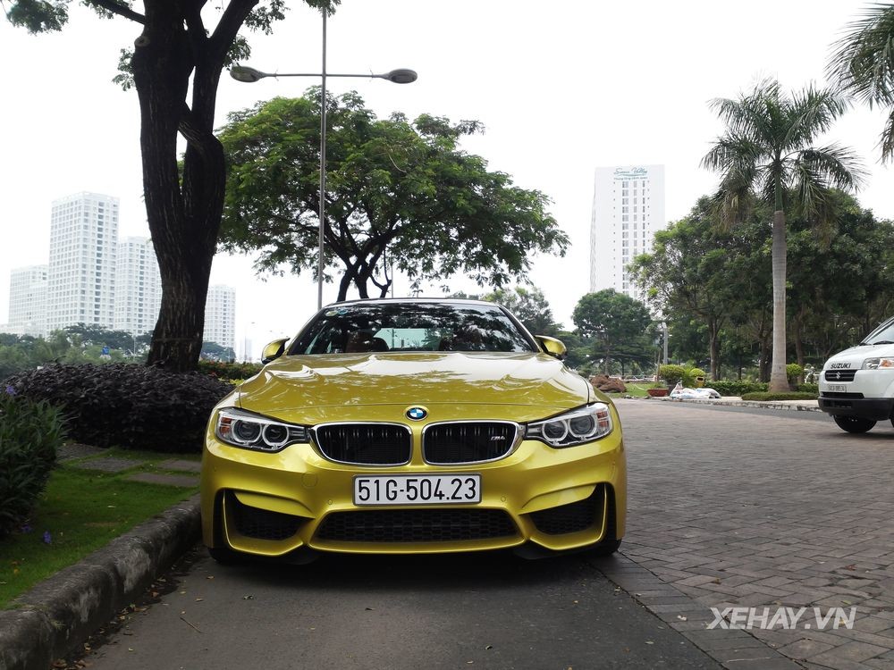 TP.HCM: Bắt gặp BMW M4 Coupe ngoại thất vàng rực xuống phố