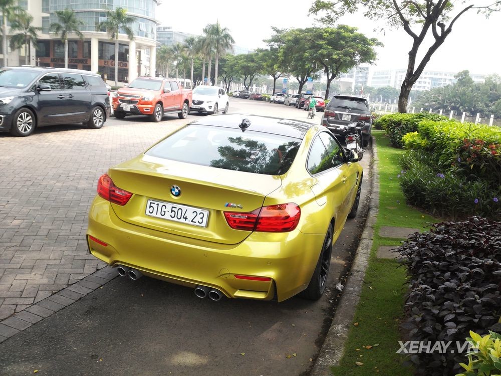 TP.HCM: Bắt gặp BMW M4 Coupe ngoại thất vàng rực xuống phố