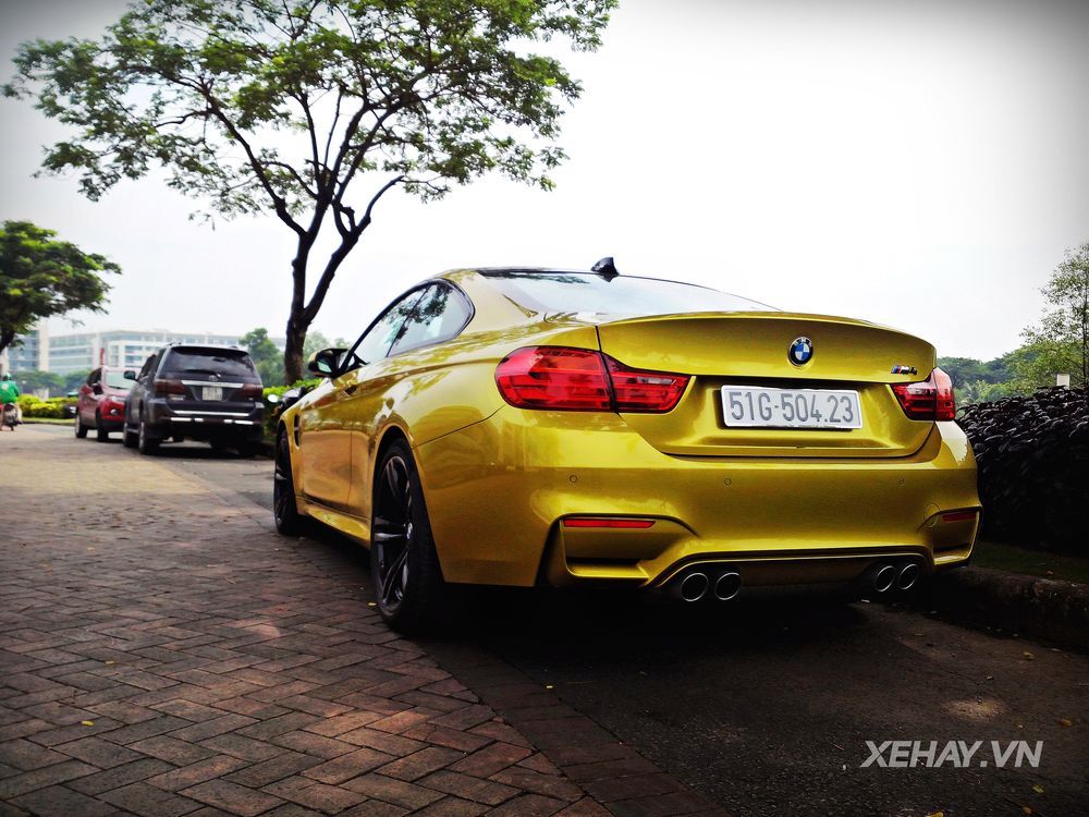 TP.HCM: Bắt gặp BMW M4 Coupe ngoại thất vàng rực xuống phố