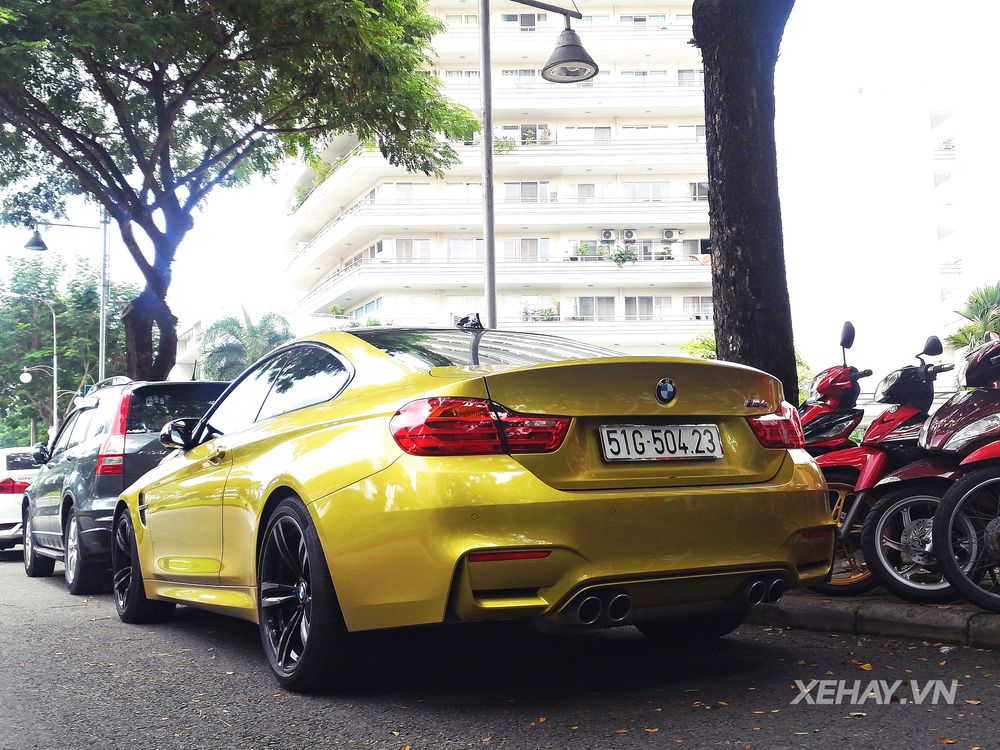 TP.HCM: Bắt gặp BMW M4 Coupe ngoại thất vàng rực xuống phố