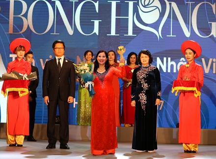 Cúp Bông hồng Vàng tôn vinh 100 nữ doanh nhân Việt Nam tiêu biểu