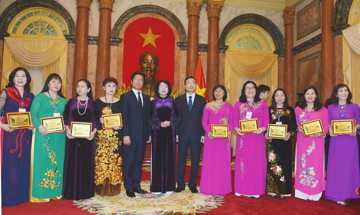 Cúp Bông hồng Vàng tôn vinh 100 nữ doanh nhân Việt Nam tiêu biểu