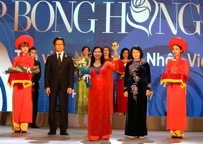 Cúp Bông hồng Vàng tôn vinh 100 nữ doanh nhân Việt Nam tiêu biểu