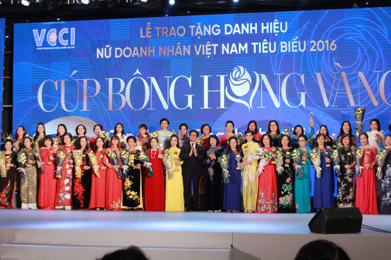 Trao tặng Cúp Bông hồng vàng cho 100 nữ doanh nhân tiêu biểu