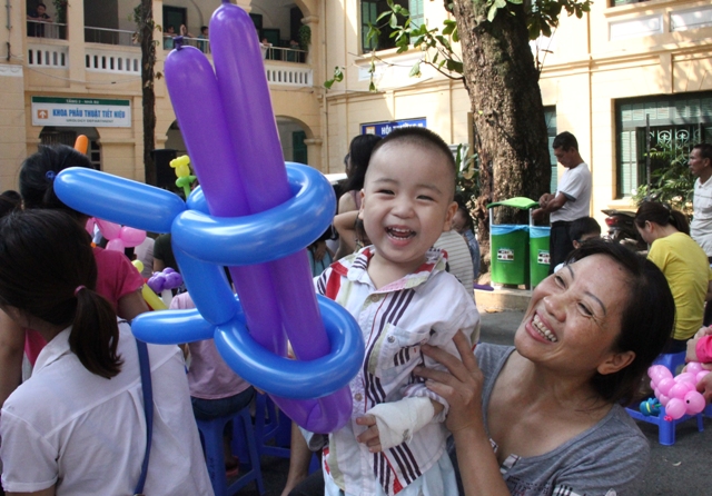 “Ngày Chủ nhật cho em” đến với bệnh nhi viện Xanh Pôn