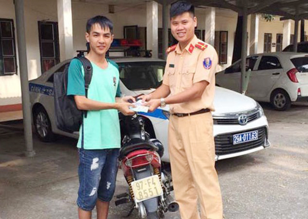 Cảnh sát giao thông trả lại ví tiền 15 triệu đồng bị đánh rơi