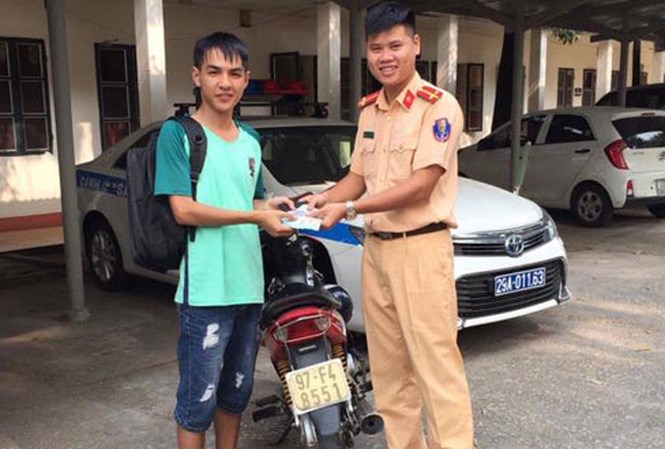 Cảnh sát giao thông trả lại ví tiền 15 triệu đồng bị đánh rơi
