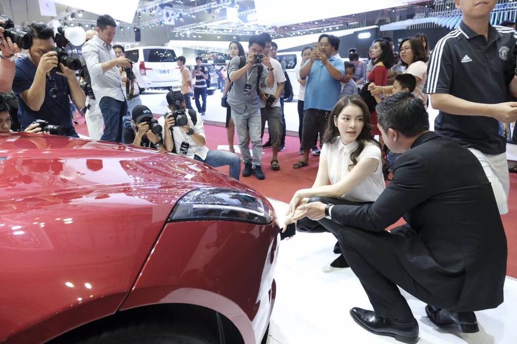 [VIMS 2017] Lý Nhã Kỳ chi 12,6 tỷ đồng tậu Jaguar F-Type Convertible