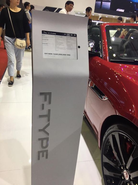 [VIMS 2017] Lý Nhã Kỳ chi 12,6 tỷ đồng tậu Jaguar F-Type Convertible