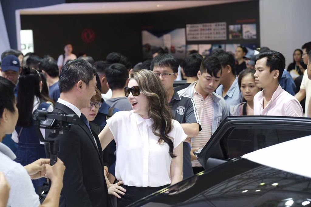 [VIMS 2017] Lý Nhã Kỳ chi 12,6 tỷ đồng tậu Jaguar F-Type Convertible