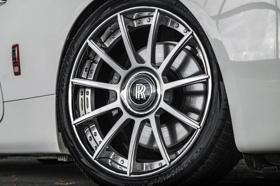 Roll-Royce Wraith độ nhẹ nhàng với thân trên Candy Apple Red và la-zăng Forgiato