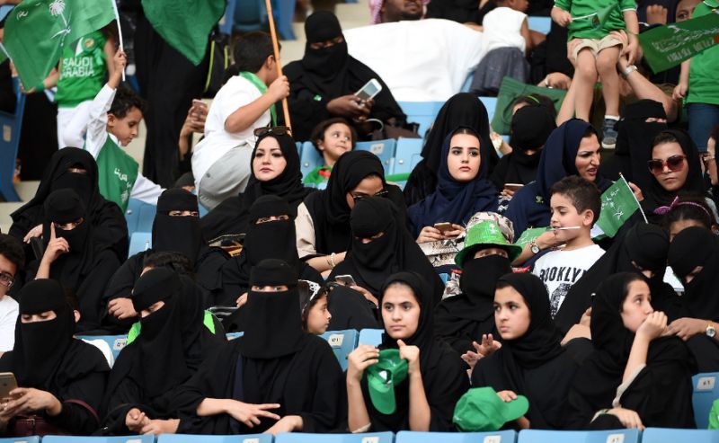 Thêm đột phá mới của Saudi Arabia: Cho phép phụ nữ tới sân vận động