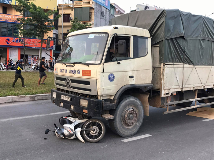 Hà Nội: Bị ô tô tải cuốn vào gầm, người đàn ông tử vong tại chỗ