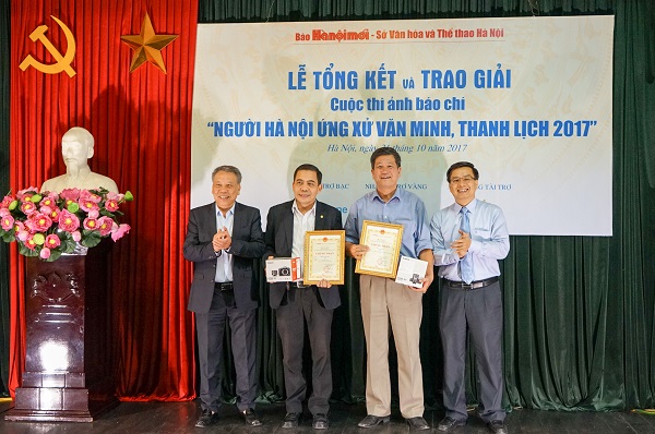 Ảnh chụp bộ phận 1 cửa quận Hoàn Kiếm giành giải Nhất cuộc thi ảnh Người Hà Nội ứng xử văn minh, thanh lịch