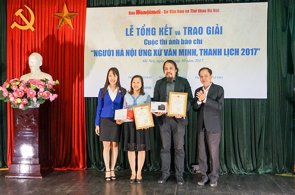 Ảnh chụp bộ phận 1 cửa quận Hoàn Kiếm giành giải Nhất cuộc thi ảnh Người Hà Nội ứng xử văn minh, thanh lịch