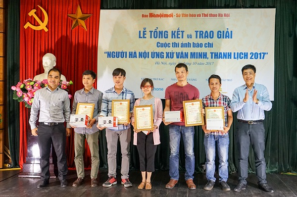 Ảnh chụp bộ phận 1 cửa quận Hoàn Kiếm giành giải Nhất cuộc thi ảnh Người Hà Nội ứng xử văn minh, thanh lịch