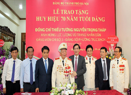 Trao Huy hiệu 70 năm tuổi Đảng cho Thiếu tướng Nguyễn Trọng Tháp