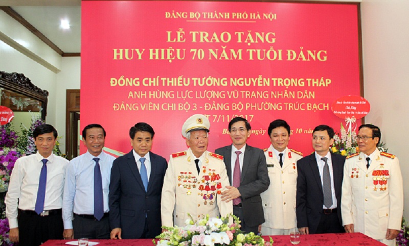 Trao Huy hiệu 70 năm tuổi Đảng cho Thiếu tướng Nguyễn Trọng Tháp