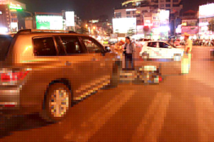 Hà Nội: Ô tô vượt đèn đỏ đâm liên hoàn 3 xe máy