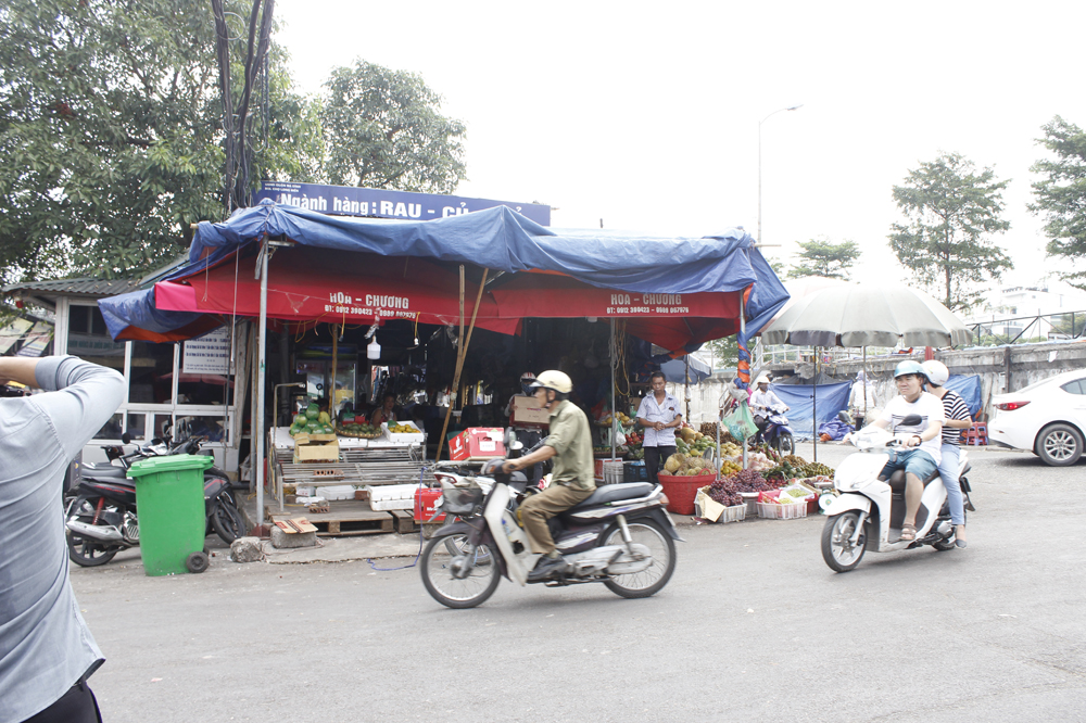 Người dân ở chợ Long Biên phản ánh một số khu vực như bể nước PCCC, khu vào cổng chợ bị lấn chiếm