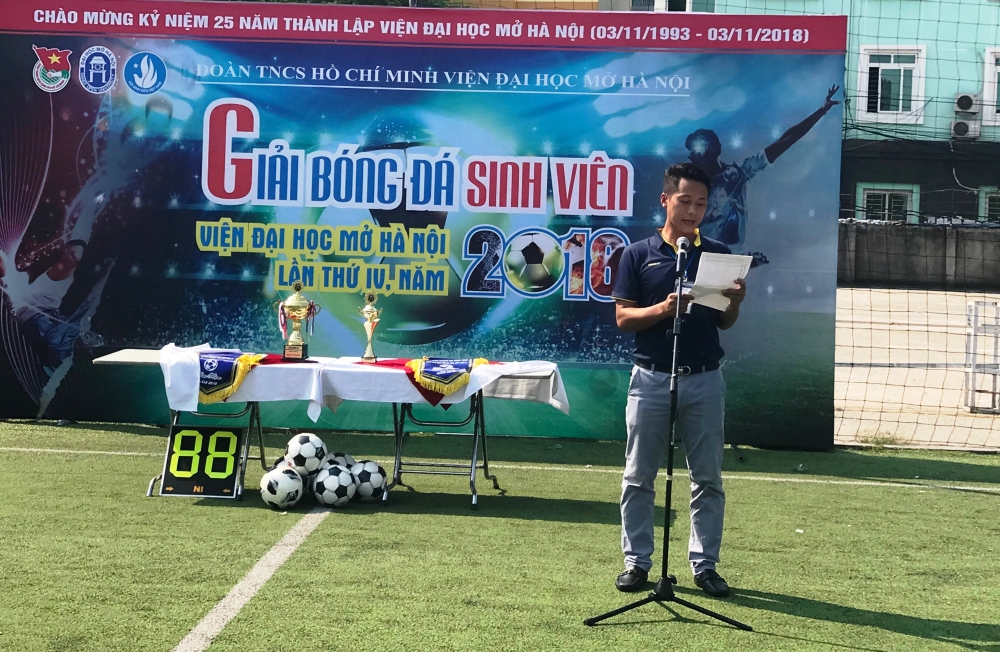 Đồng chí Nguyễn Tiến Dũng, Phó bí thư Đoàn Thanh niên Viện Đại học Mở Hà Nội phát biểu khai mạc giải bóng