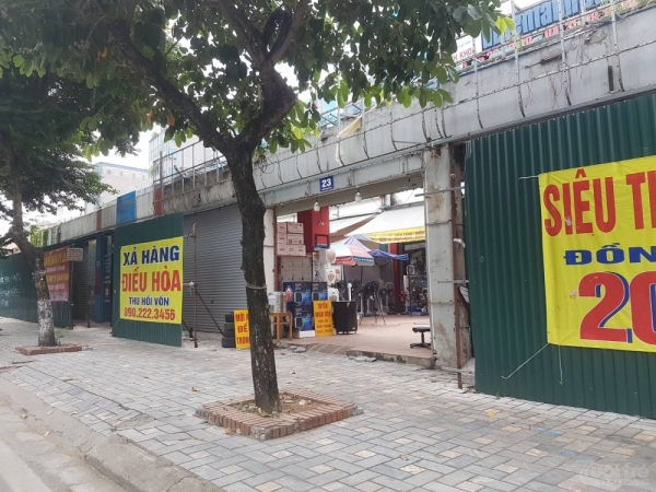 Rào tôn bất ngờ để lại lối đi vào siêu thị điện máy số 23 Nguyễn Khánh Toàn.