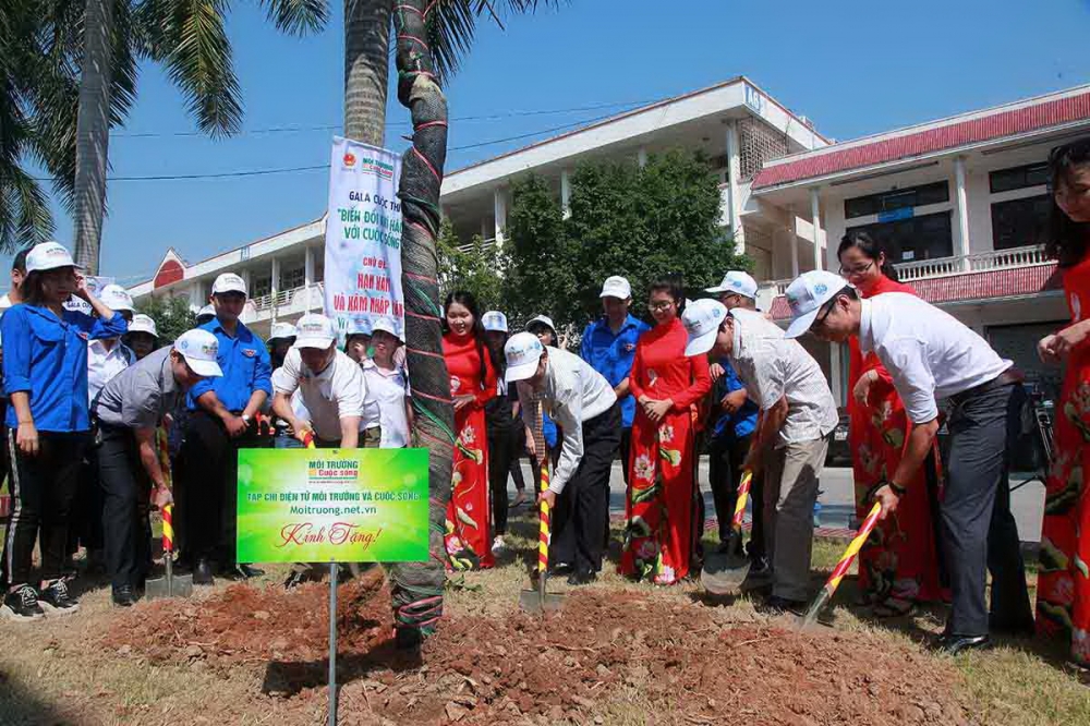 Các đại biểu tham gia trồng cây hưởng ứng Cuộc thi “Biến đổi khí hậu với Cuộc sống” tại trường Đại học Hải Phòng