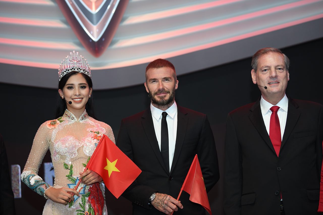 Hoa hậu Trần Tiểu Vy cùng siêu sao David Beckham tại lễ ra mắt xe hơi VinFast