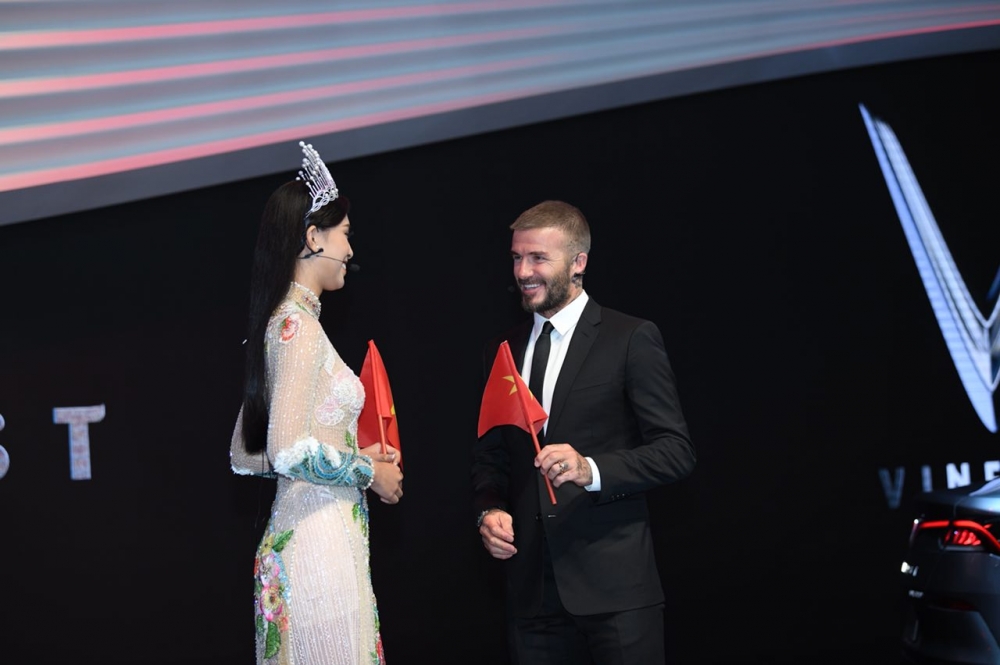 Hoa hậu Việt Nam 2018 Tiểu Vy nói lời cảm ơn sự có mặt của David Beckham và tặng cựu danh thủ người Anh  món quà lưu niệm là lá cờ Việt Nam.