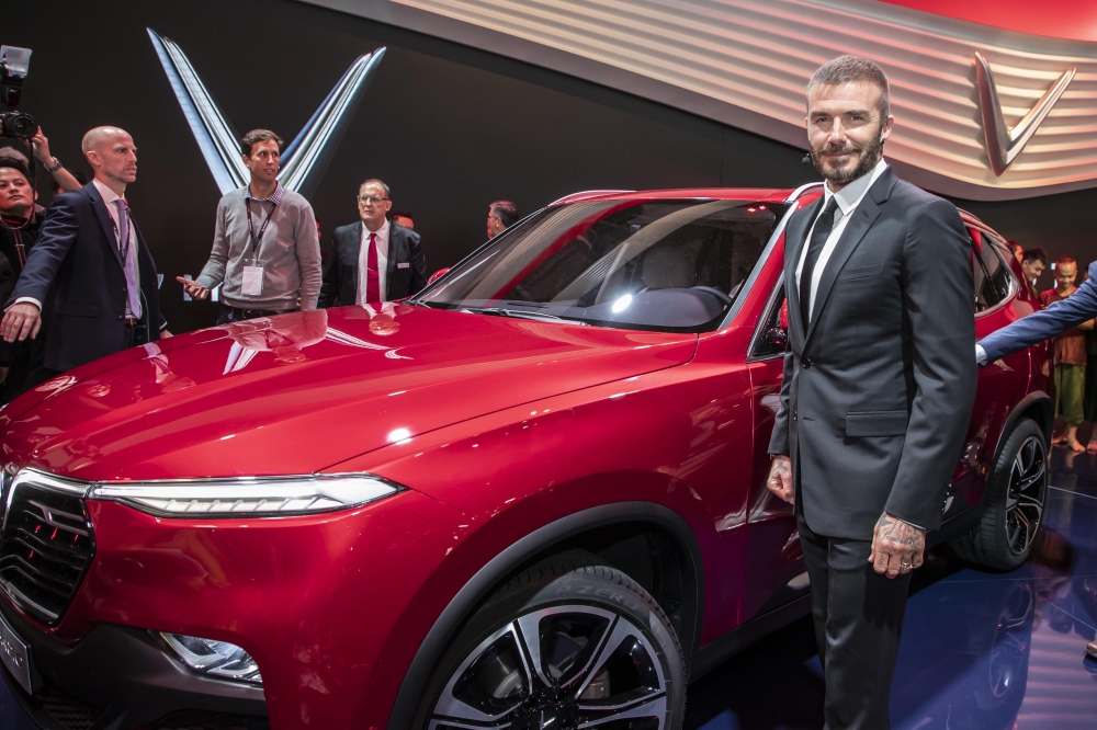 Anh tạo dáng vô cùng lịch lãm bên cạnh chiếc SUV LUX SA2.0.