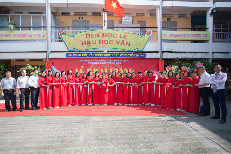 Sắc đỏ thắm sân trường trong nắng thu.