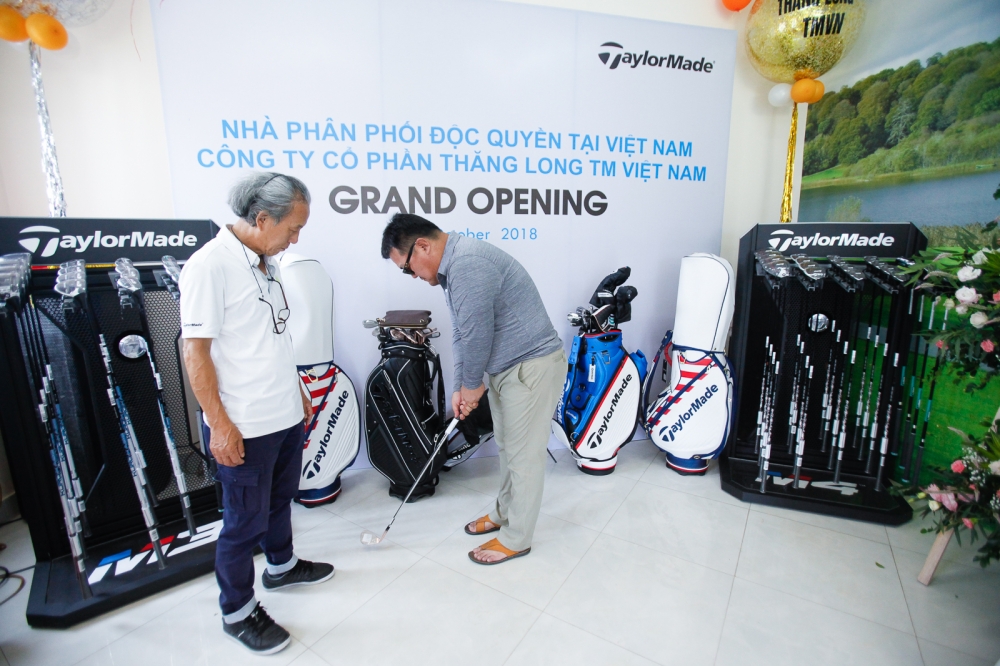 Các chuyên gia thử sử dụng gậy golf TaylorMade