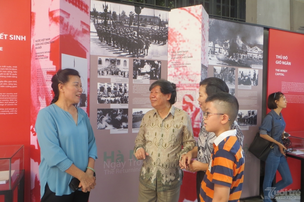 Nhà sử học Lê Văn Lan (đứng giữa) truyền đạt tới các em thiếu niên truyền thống đấu tranh cách mạng của các thế hệ đi trước