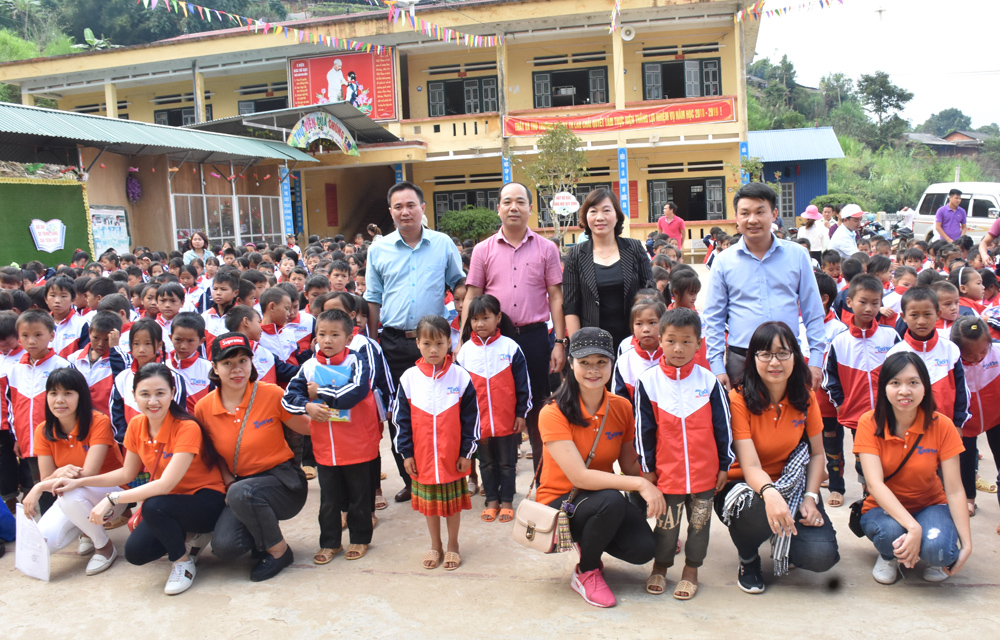 Lãnh đạo huyện Mù Cang Chải, Ban biên tập bảo Tuổi trẻ Thủ đô cùng các em học sinh