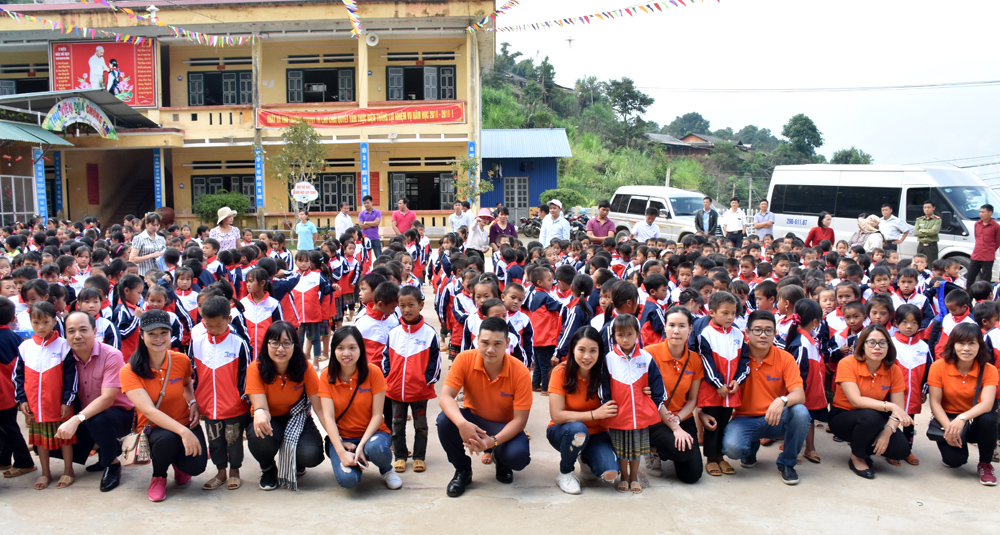 Các em học sinh thích thú với những chiếc áo mới, những quyển vở mới