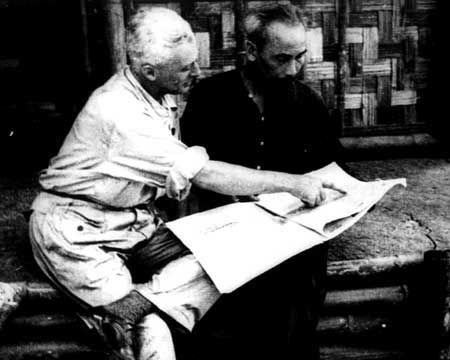 Chủ tịch Hồ Chí Minh và đạo diễn Roman Karmen tại Việt Bắc năm 1954