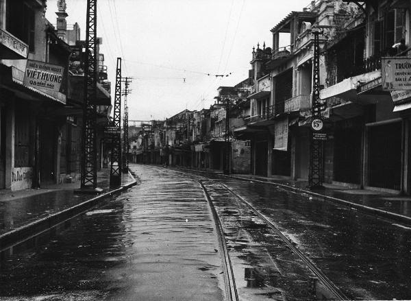 Phố Hàng Đào vắng lặng vì lệnh giới nghiêm trước khi bộ đội Việt Minh tiếp quản