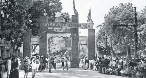 Đông đảo nhân dân chờ đón bộ đội tiến về Hà Nội trước cổng đền Ngọc Sơn