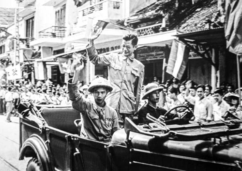 Phó Chủ tịch Ủy ban Quân chính Hà Nội Trần Duy Hưng vẫy chào nhân dân Hà Nội