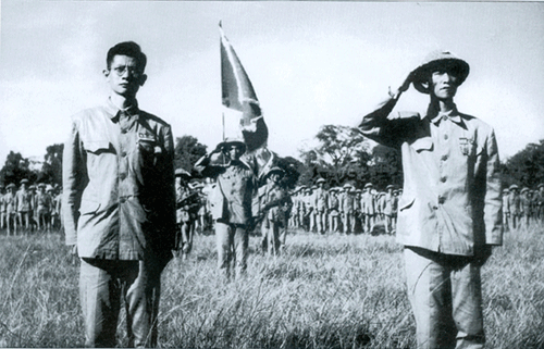 Thiếu tướng Vương Thừa Vũ và bác sĩ Trần Duy Hưng cùng toàn quân đang nghiêm trang làm lễ chào cờ.