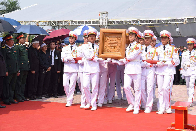 Tiêu binh di chuyển linh cữu nguyên Tổng Bí thư vào nơi an táng