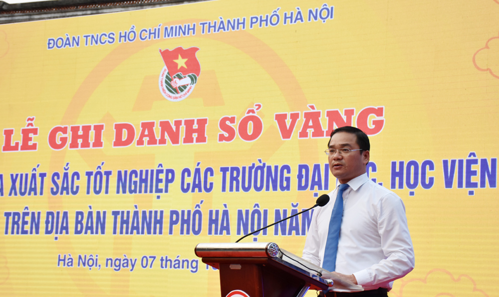 Đồng chí Nguyễn Ngọc Việt, Bí thư Thành đoàn, Chủ tịch Hội LHTN Việt Nam thành phố Hà Nội phát biểu tại buổi lễ