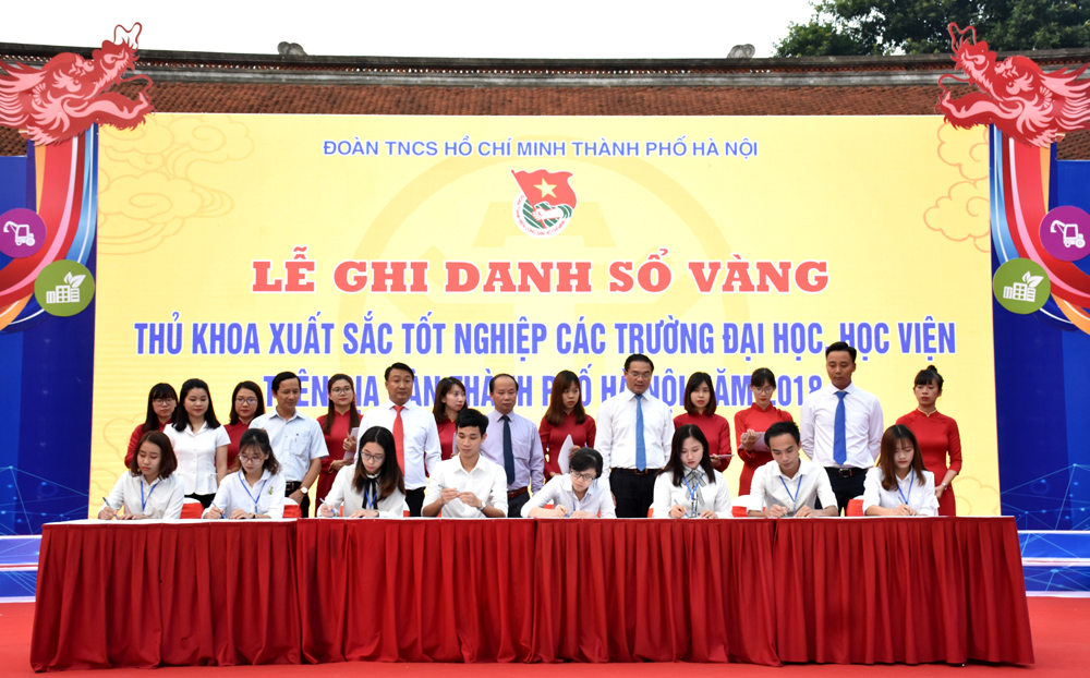 Thủ khoa xuất sắc 2018 ghi danh vào Sổ vàng