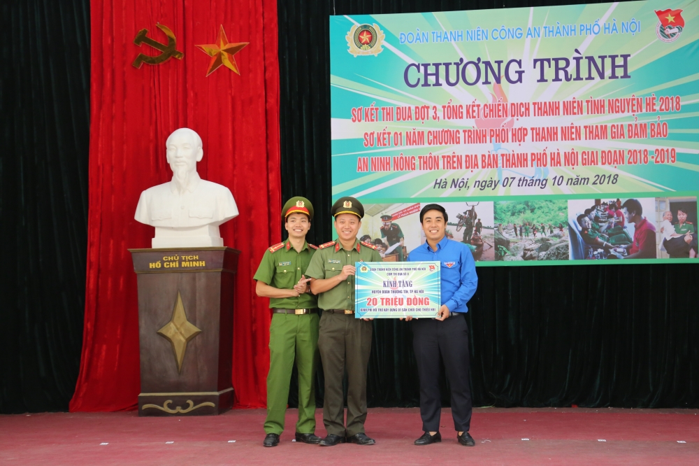 Đoàn Thanh niên Công an thành phố Hà Nội trao quà tới thanh, thiếu nhi huyện Thường Tín, Hà Nội