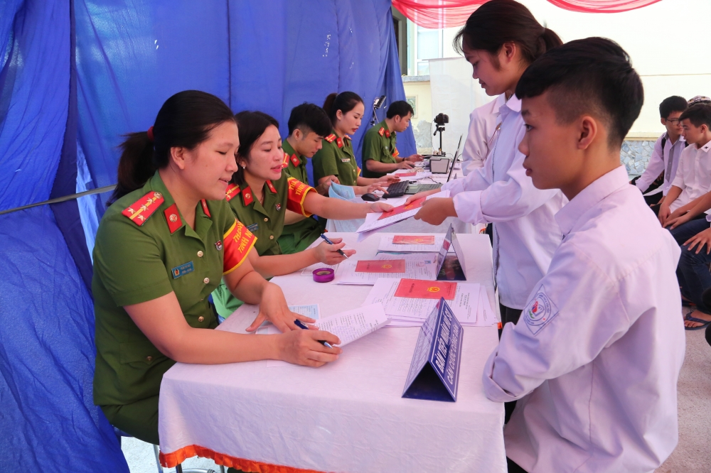 Hỗ trợ thanh niên, nhân dân địa phương làm căn cước công dân